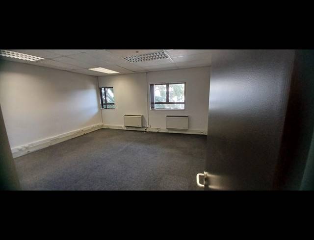 639M² OFFICE TO LET IN HYDE PARK